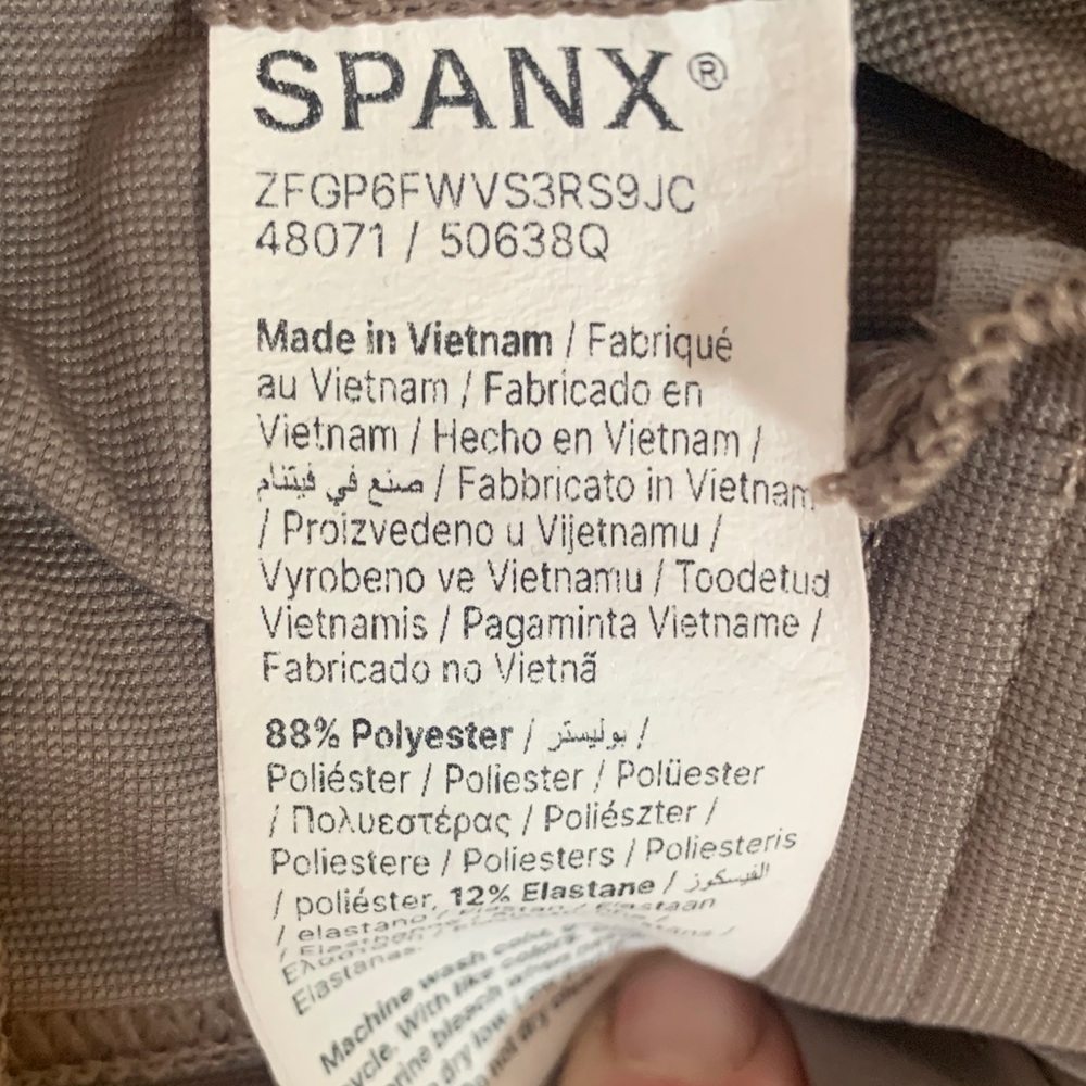 SPANX Woman’s Tan Cargo Pants Like New - Picture 9 of 9